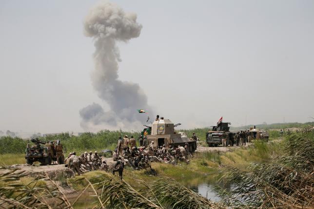 Smoke rises from clashes near Falluja, Iraq, May 25, 2016. REUTERS/Thaier Al-Sudani