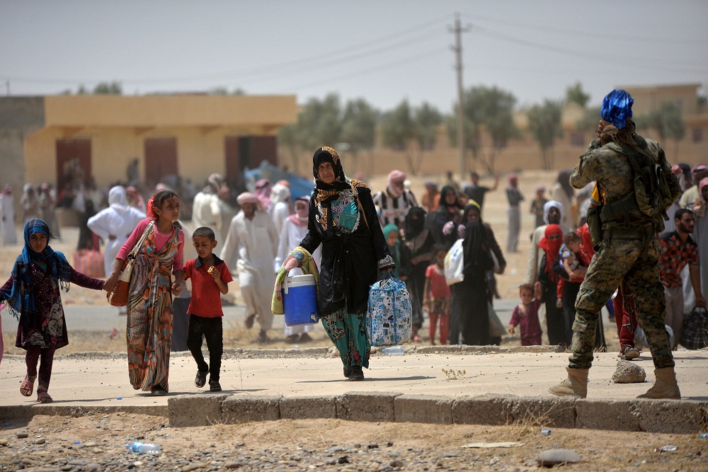 Civilians, who fled from Al-Shirqat, because of Islamic State violence, gather on the outskirts of Al-Shirqat, south of Mosul, Iraq, June 25, 2016. Picture taken June 25, 2016. REUTERS/Stringer EDITORIAL USE ONLY. NO RESALES. NO ARCHIVE.